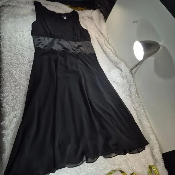 Metaphor Black Empire Waist V-Neck Sleeveless Flowy Midi Dress 2 Piece Set 16 - Picture 9 of 16